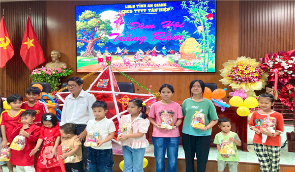 TRUNG TÂM Y TẾ TÂN HIỆP Tổ chức Tết Trung thu cho trẻ em con đoàn viên, người lao động năm 2025